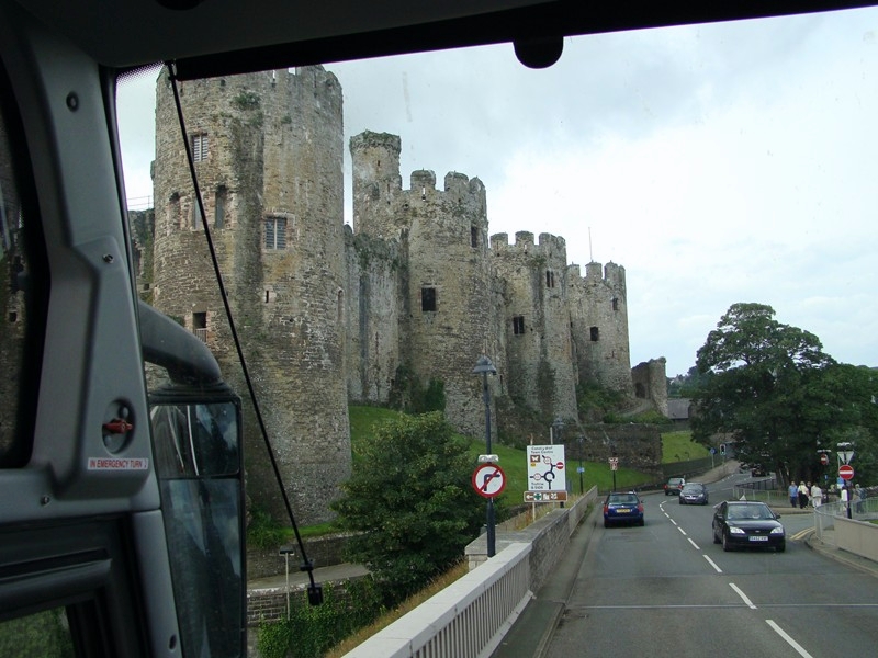 26.JPG - Coming up on  Conway Castle 