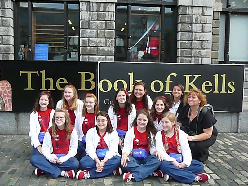 31.JPG - In front of the  Trinity College Library , home of  The Book of Kells 