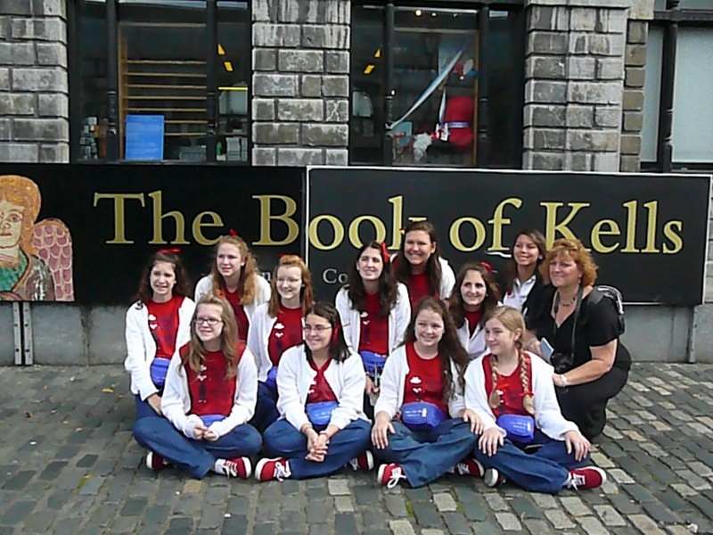 32.JPG - In front of the  Trinity College Library , home of  The Book of Kells 