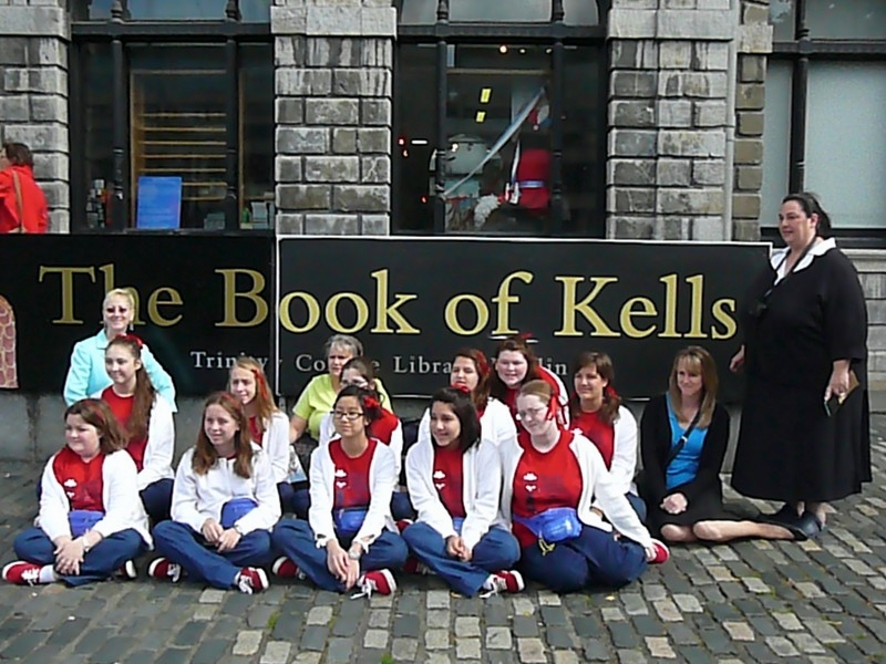33.JPG - In front of the  Trinity College Library , home of  The Book of Kells 