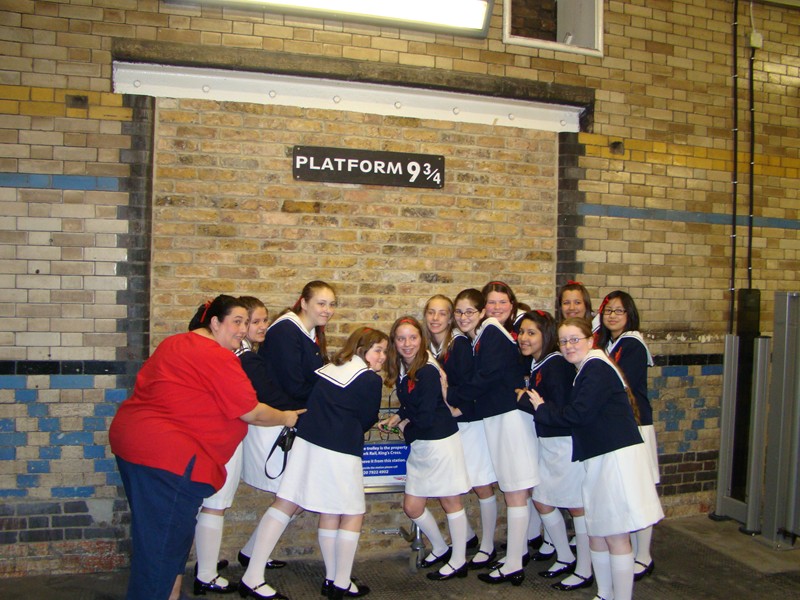 Day2_0021.JPG - Harry Potter Fans! Platform 9 3/4. Train loading for Hogwarts!