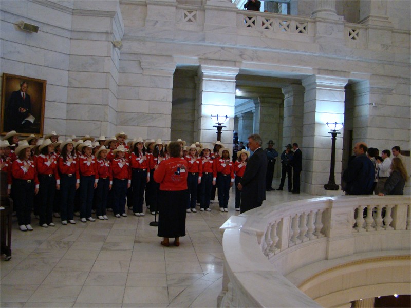 DSC00692.JPG - We get to entertain the Governor and many others in the rotunda.