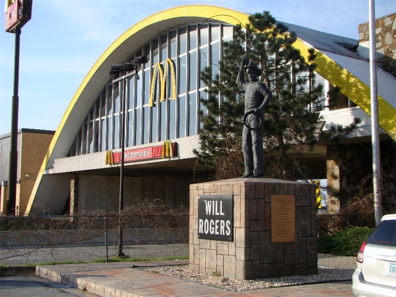 Day5_01.jpg - Vinita, Oklahoma. Now that's a McDonalds!